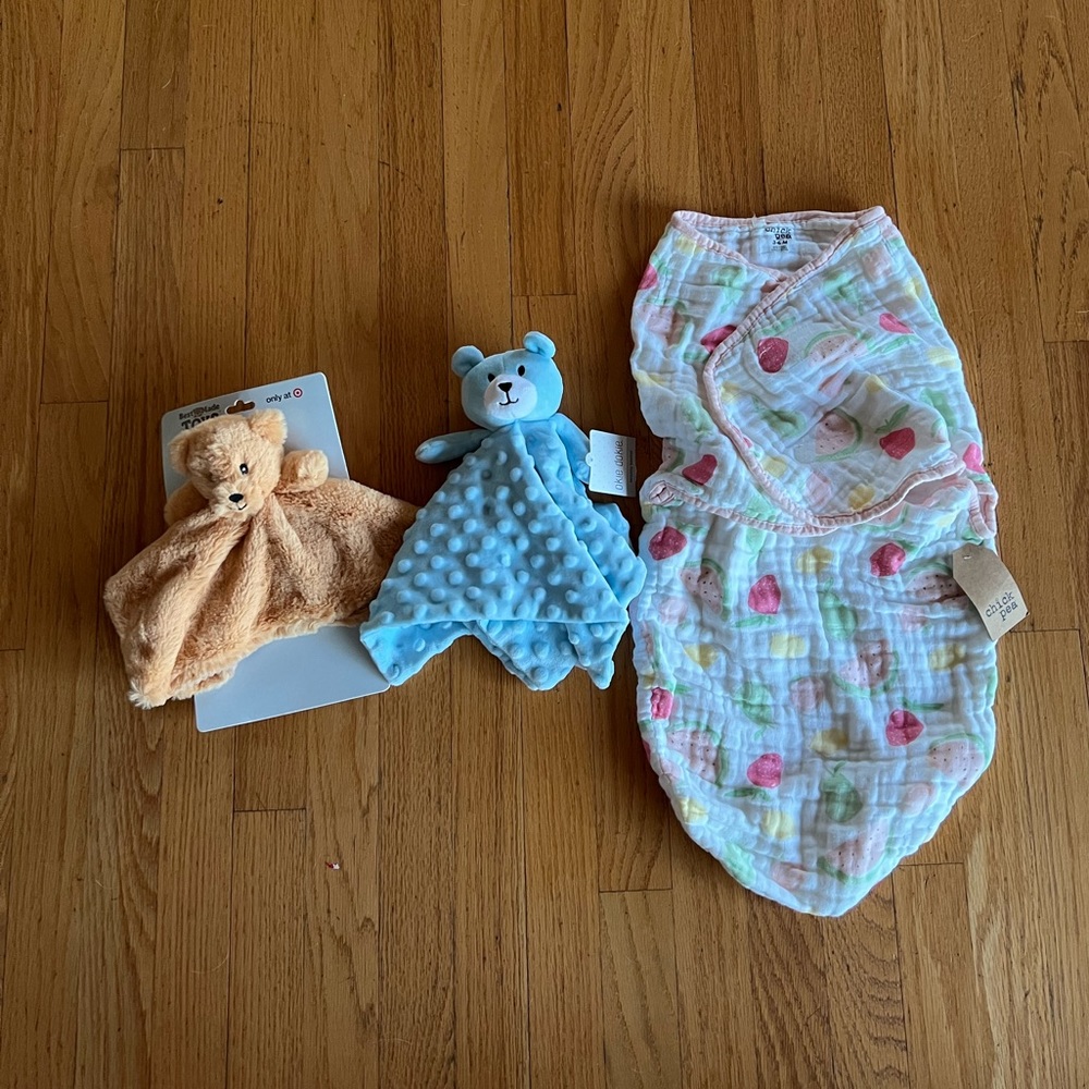 Baby soothing bundle! 2 bear lovey’s and 3-6 month swaddle